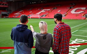 前锋关键进球锁定胜局